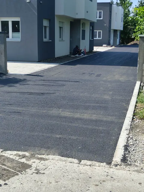 Asfaltirano dvorište